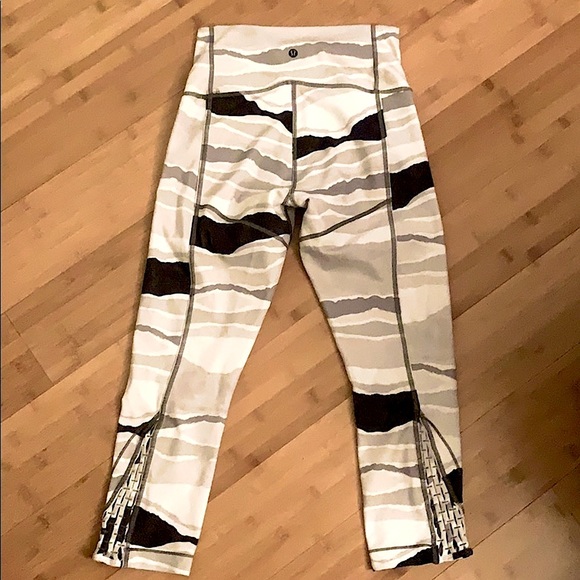 lululemon athletica Pants - Lululemon EUC capri high waist mesh accent 6